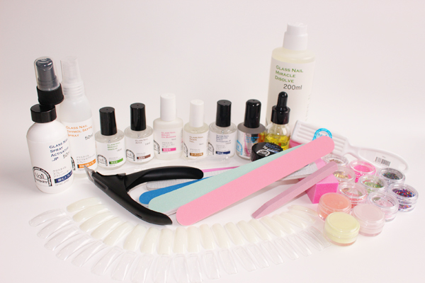 薄い爪を保護しながらネイルを楽しめる